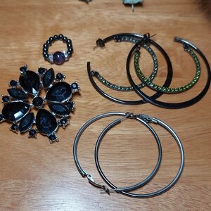 💚5/$25 Lot Black Brooch (Wear) 2 Pair Large Hoop Earrings Stretch Ring